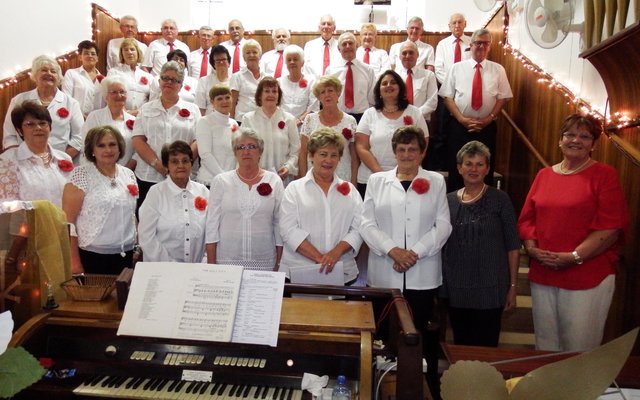 Die gewilde NG Kerkkoor, met Annelene Reinke en Aletta Lochner onderskeidelik regs voor